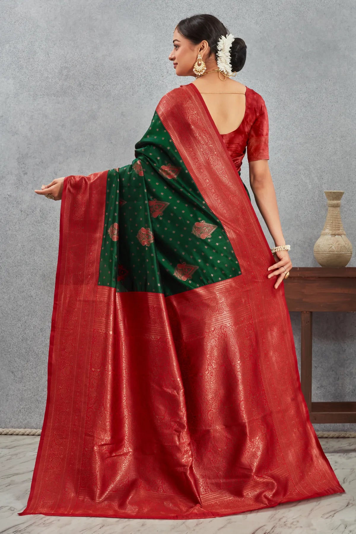 Regal Kanjivaram Silk Saree with Intricate Zari Weave