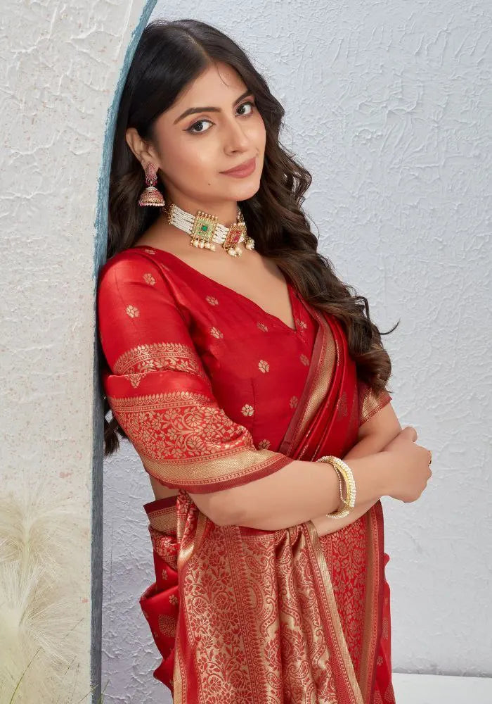 Traditional Banarasi Silk Saree with Luxurious Golden Detailing