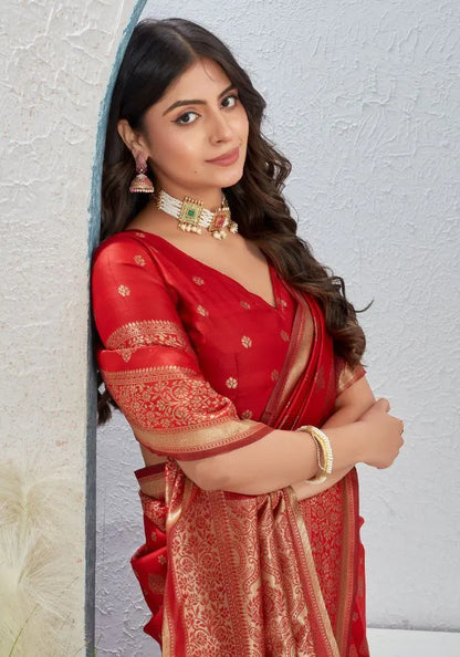 Traditional Banarasi Silk Saree with Luxurious Golden Detailing