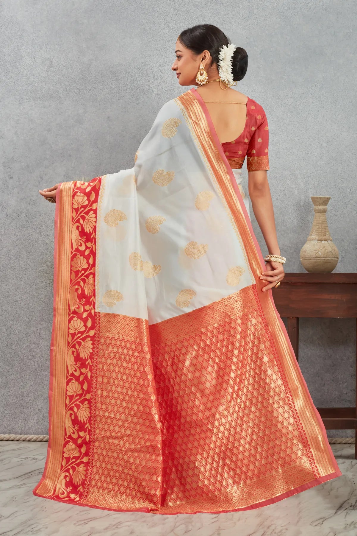 Regal Kanjivaram Silk Saree with Intricate Zari Weave